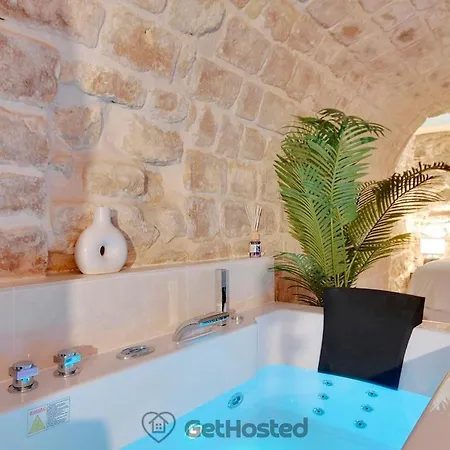 Charming Flat With Jacuzzi Heart Of Gethosted Apartment