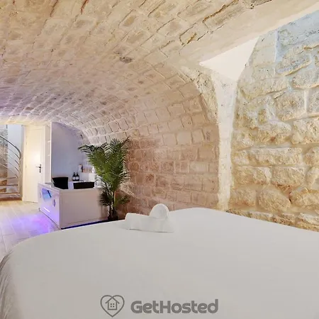 Апартаменты Charming Flat With Jacuzzi Heart Of Gethosted
