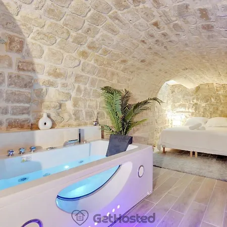 Apartment Charming Flat With Jacuzzi Heart Of Gethosted *